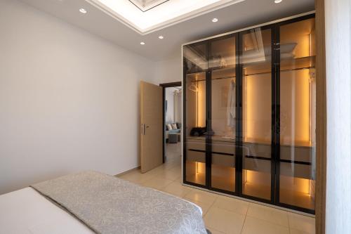 Cama o camas de una habitación en Domi Luxury beach view apartments in Saranda