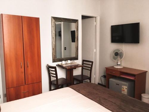 TV a/nebo společenská místnost v ubytování Hotel Universitario