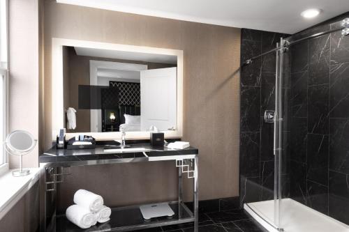 Ein Badezimmer in der Unterkunft The Warrior Hotel, Autograph Collection