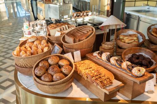 un assortiment de pain et de viennoiseries dans une boulangerie dans l'établissement Radisson Blu Resort Phu Quoc, à Duong Dong