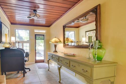 Φωτογραφία από το άλμπουμ του Riverfront Getaway with Hot Tub and Game Room! σε New Port Richey