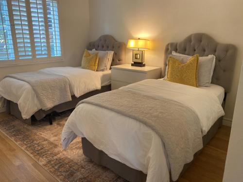 Guest house with private entry and large poolにあるベッド
