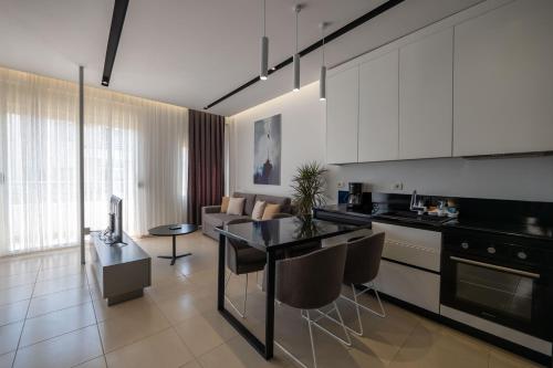 Una cocina o zona de cocina en Domi Luxury beach view apartments in Saranda