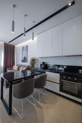 Una cocina o zona de cocina en Domi Luxury beach view apartments in Saranda