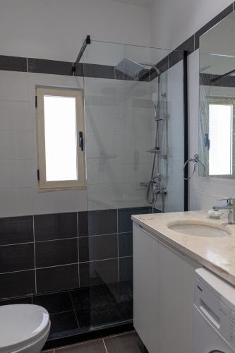 Un baño de Domi Luxury beach view apartments in Saranda