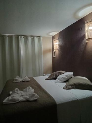 a hotel room with two beds with towels on them at Hotel Pousada Cumbuco Gold in Cumbuco