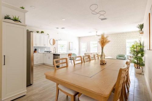 a kitchen and dining room with a wooden table and chairs at 4 Bedroom House Near Downtown Tampa Sleeps 12 Pool Private Patio Pet Friendly in Tampa