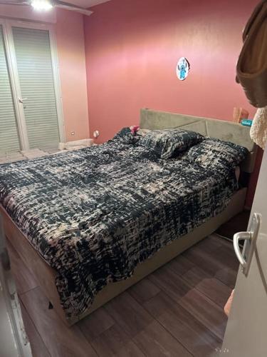 une chambre avec un lit avec une couette dessus dans l'établissement Maisons 3 chambres avec piscine, à Nissan-lez-Enserune