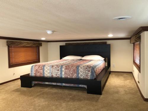 a bedroom with a large bed in a room at Lakeview Terrace Resort in Lewiston
