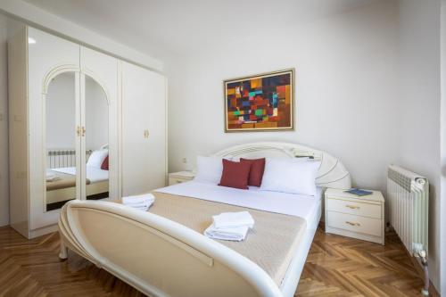 Un pat sau paturi într-o cameră la Rosi Apartment