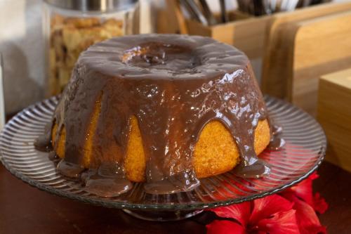 un gâteau au chocolat sur une assiette sur une table dans l'établissement Pousada Portal da Atalaia, à Fernando de Noronha