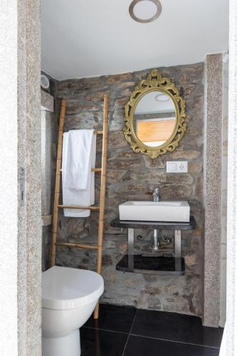 a bathroom with a sink and a mirror at Casa da Carqueija in Valezim
