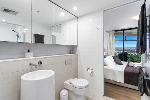Koupelna v ubytování Oracle Beachfront Apartments Broadbeach