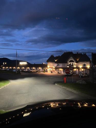 a view of a street at night with houses at Motel Belvedere in Saint-Siméon