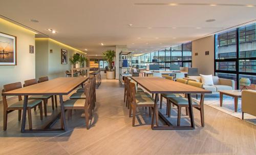 an office with tables and chairs and a couch at Staybridge Suites - Guadalajara Novena by IHG in Guadalajara