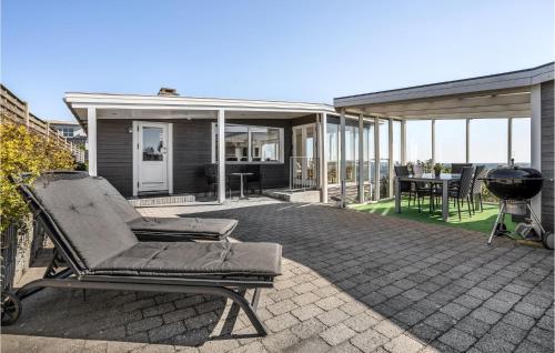 una silla en el patio de una casa con parrilla en Pet Friendly Home In Børkop With Wifi, en Børkop