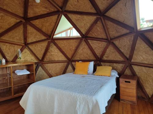 タラポトにあるDomo Geodésico Barlovento Ecolodgeのア ルーム ウィズ ベッド イン ア ユールト