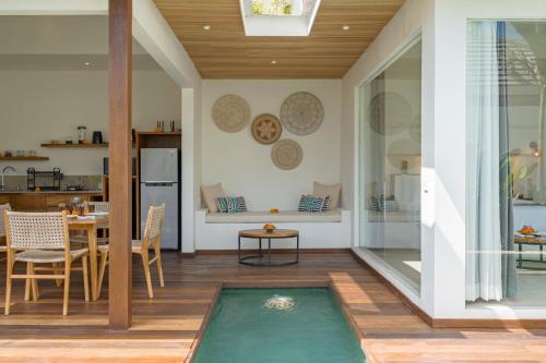 - une cuisine et une salle à manger avec une piscine dans une maison dans l'établissement Villa Eden at Nyanyi, à Canggu