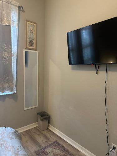 Quiet room in a family homeにあるテレビまたはエンターテインメントセンター