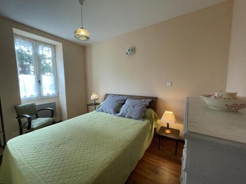 a bedroom with a bed and a bowl on the wall at Maison de ferme rénovée en pierre avec jardin, cheminée, WIFI, équipements bébé, animaux acceptés - FR-1-489-19 in Ébreuil