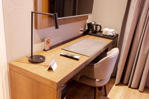 a desk with a lamp on it in a room at Alto Andino Hotel in Ushuaia