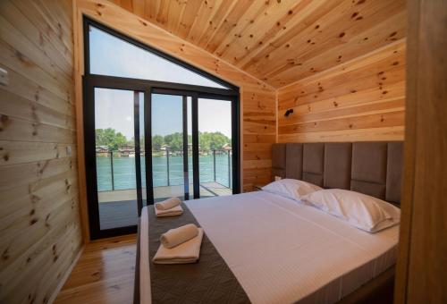 Postel nebo postele na pokoji v ubytování Villa Boga on Ada Bojana