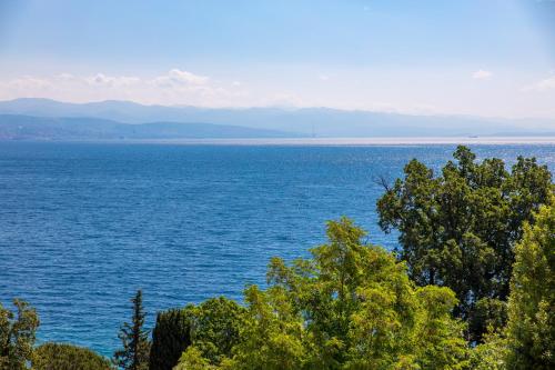 Deluxe Apartment Ana 100 m from the beach