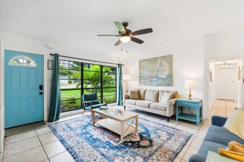 Posezení v ubytování Beach House in Cocoa Beach - Steps to Beach - Game room - Backyard with Grill - Playground