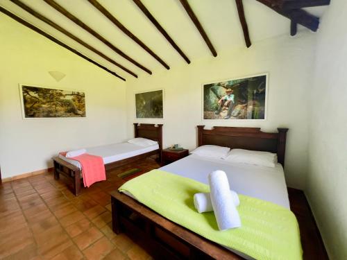 - une chambre avec deux lits et un plafond dans l'établissement Casa Villa Lolita, Barichara, à Barichara