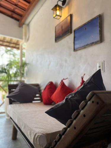 a bed with red and black pillows in a room at Suite Sol Preazen in Prea