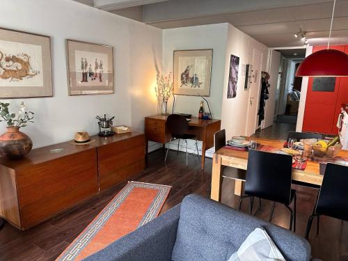 un salon avec un canapé et une table dans l'établissement Appartement confort 3P · Proche pistes · WIFI · 6 personnes - FR-1-425-225, à Arâches-la-Frasse