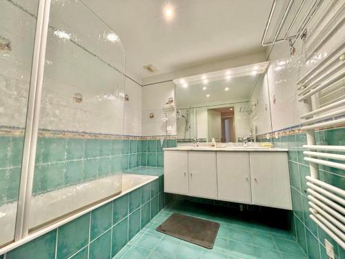 une salle de bain avec une baignoire, un lavabo et un miroir dans l'établissement Appartement calme avec parking proche du lac à Annecy - FR-1-432-88, à Annecy