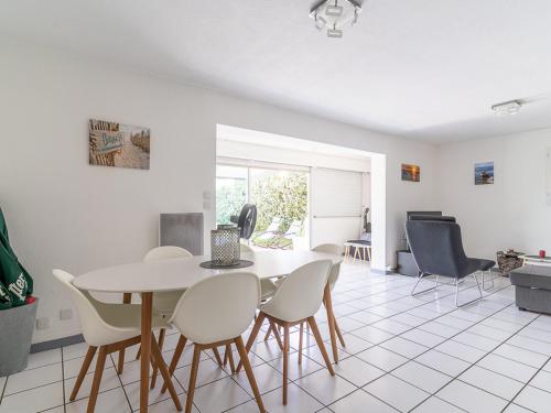 une salle à manger avec une table et des chaises blanches dans l'établissement T3 Biscarrosse Plage, 5 pers, parking, proche océan, ménage inclus - FR-1-319-577, à Biscarrosse