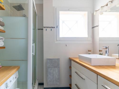 une salle de bain avec un lavabo et une fenêtre dans l'établissement T3 Biscarrosse Plage, 5 pers, parking, proche océan, ménage inclus - FR-1-319-577, à Biscarrosse