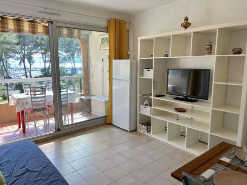 Il comprend un salon doté d'une télévision et d'un balcon. dans l'établissement Studio cabine climatisé avec terrasse et garage - 4 couchages, St Raphaël - FR-1-226A-180, à Saint-Raphaël