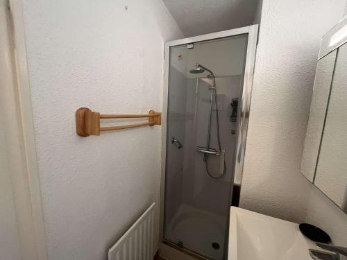 une douche avec une porte vitrée dans une salle de bain dans l'établissement Studio cabine climatisé avec terrasse et garage - 4 couchages, St Raphaël - FR-1-226A-180, à Saint-Raphaël