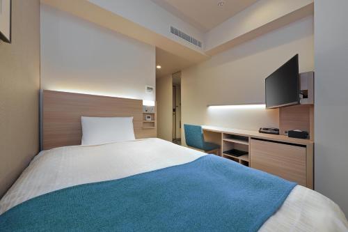 Postel nebo postele na pokoji v ubytování Keio Presso Inn Tokyo Kudanshita