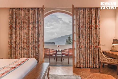 Ένα ή περισσότερα κρεβάτια σε δωμάτιο στο StayVista at Sylvana Villas with Lawn, BBQ and Jacuzzi
