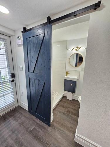 Fotografie z fotogalerie ubytování The Hideaway DT Orlando Tiny Home w Free Parking v Orlandu