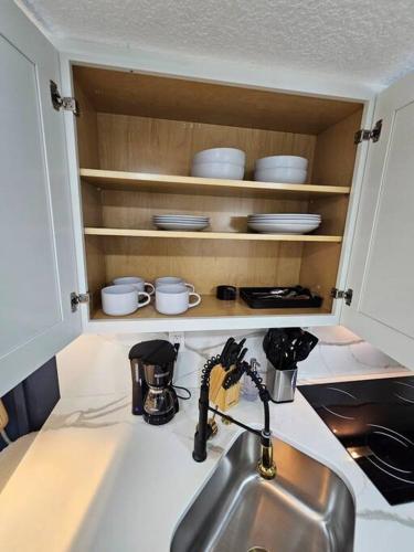 Kuchyň nebo kuchyňský kout v ubytování The Hideaway DT Orlando Tiny Home w Free Parking