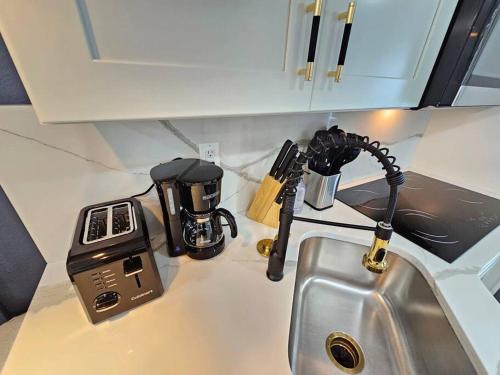 Kuchyň nebo kuchyňský kout v ubytování The Hideaway DT Orlando Tiny Home w Free Parking
