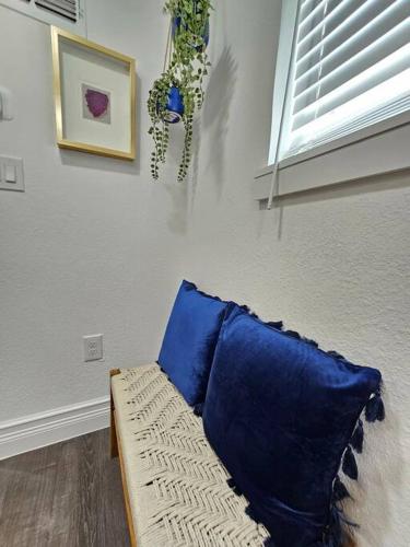 Posezení v ubytování The Hideaway DT Orlando Tiny Home w Free Parking