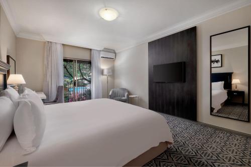 Katil atau katil-katil dalam bilik di Protea Hotel by Marriott Johannesburg Balalaika Sandton