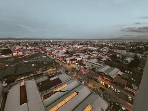 an overhead view of a city with buildings and cars at Depto Cómodo y Equipado en el Centro de Chillan con Estacionamiento in Chillán