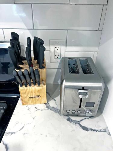 Η κουζίνα ή μικρή κουζίνα στο Hamilton Haven - Smart Tech and BBQ Oasis - Pool