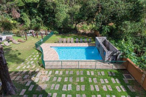 an overhead view of a swimming pool in a yard at Hotel Vila Suíça 1818 in Nova Friburgo