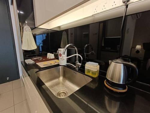 云顶高原HomeStudio 3 Pax at Ion Delemen, Genting Highlands的厨房配有不锈钢水槽
