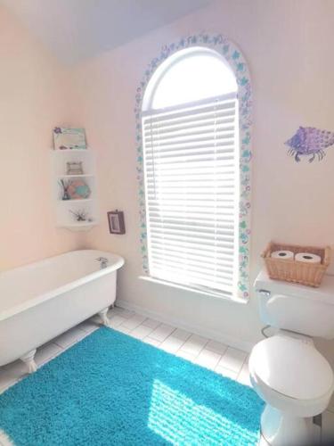 Ένα μπάνιο στο Fun Beach House With Pool