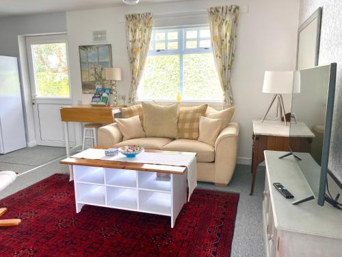 TV a/nebo společenská místnost v ubytování Glenburn, Peaceful Studio Accommodation, Fochabers