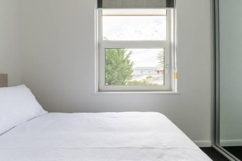 Una cama o camas en una habitación de Sunset Sands on Esplanade By Host Solutions